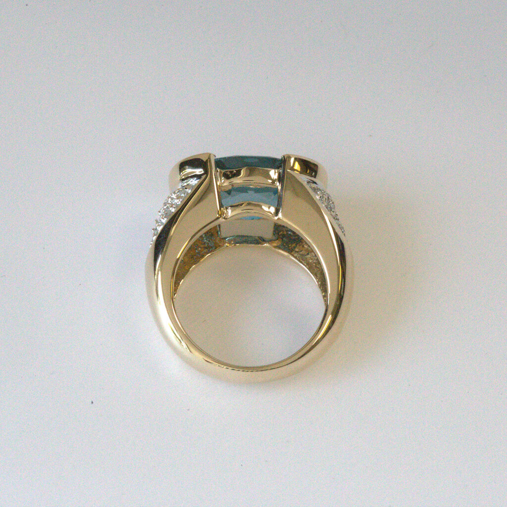 American Jewelry ESTATE 14k Yellow Gold 6.7ct Oval London Blue Topaz 1/5ctw Diamond Ring (Size 5)