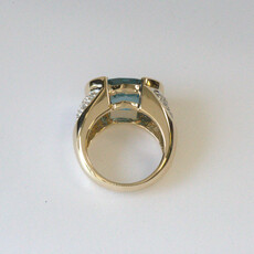 American Jewelry ESTATE 14k Yellow Gold 6.7ct Oval London Blue Topaz 1/5ctw Diamond Ring (Size 5)