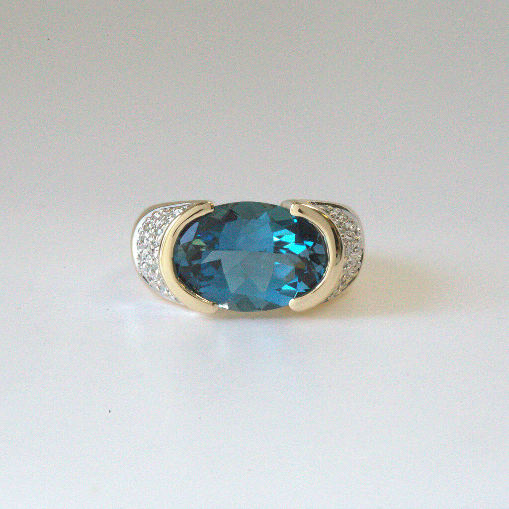 American Jewelry ESTATE 14k Yellow Gold 6.7ct Oval London Blue Topaz 1/5ctw Diamond Ring (Size 5)