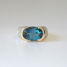 American Jewelry ESTATE 14k Yellow Gold 6.7ct Oval London Blue Topaz 1/5ctw Diamond Ring (Size 5)
