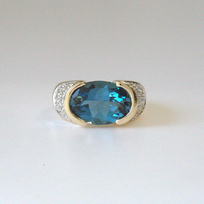 American Jewelry ESTATE 14k Yellow Gold 6.7ct Oval London Blue Topaz 1/5ctw Diamond Ring (Size 5)