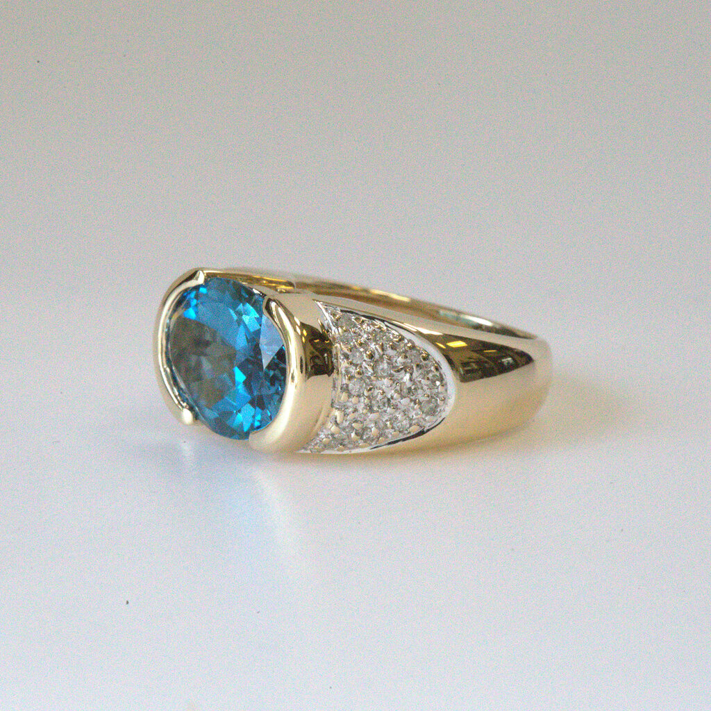 American Jewelry ESTATE 14k Yellow Gold 6.7ct Oval London Blue Topaz 1/5ctw Diamond Ring (Size 5)