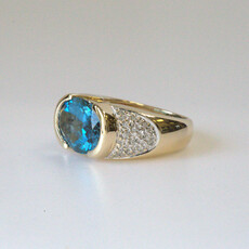 American Jewelry ESTATE 14k Yellow Gold 6.7ct Oval London Blue Topaz 1/5ctw Diamond Ring (Size 5)