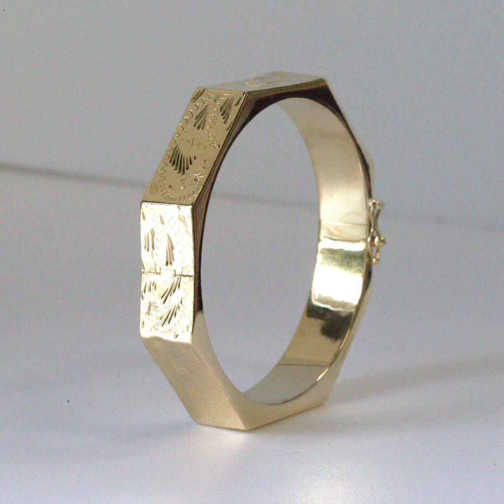 American Jewelry ESTATE 14k Yellow Gold 10mm Geometric Engraved Hinged Bangle Bracelet