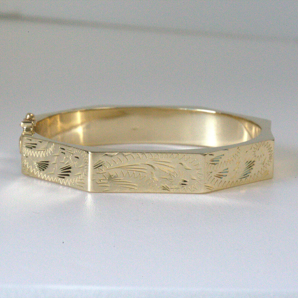 American Jewelry ESTATE 14k Yellow Gold 10mm Geometric Engraved Hinged Bangle Bracelet