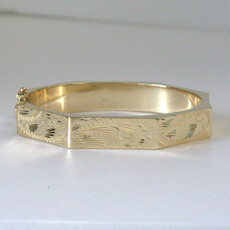 American Jewelry ESTATE 14k Yellow Gold 10mm Geometric Engraved Hinged Bangle Bracelet