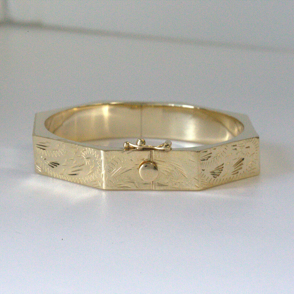 American Jewelry ESTATE 14k Yellow Gold 10mm Geometric Engraved Hinged Bangle Bracelet