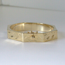 American Jewelry ESTATE 14k Yellow Gold 10mm Geometric Engraved Hinged Bangle Bracelet