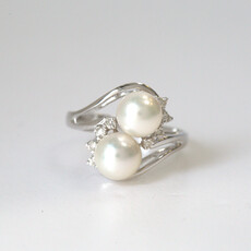 American Jewelry ESTATE 14k White Gold 0.12ctw Diamond Two Pearl Ring (Size 7.5)