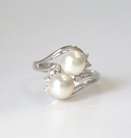 American Jewelry ESTATE 14k White Gold 0.12ctw Diamond Two Pearl Ring (Size 7.5)