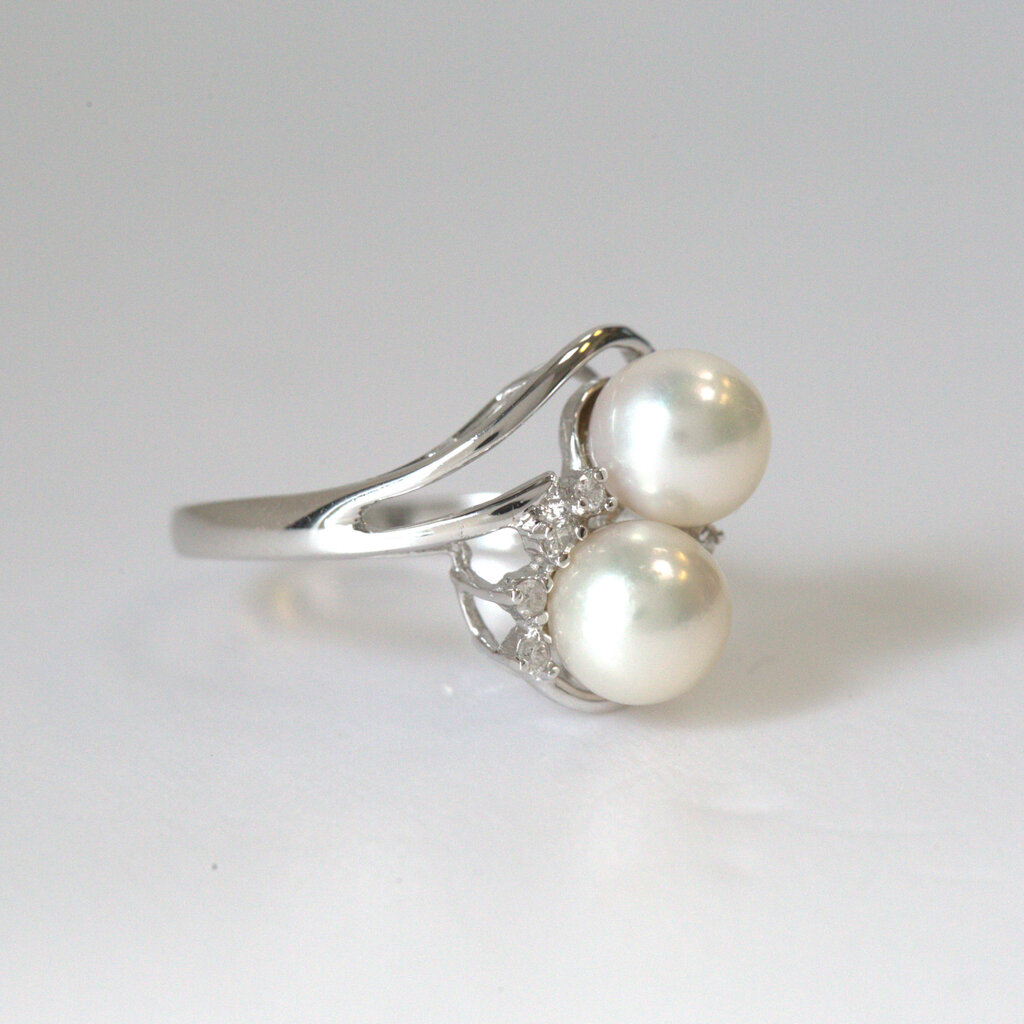 American Jewelry ESTATE 14k White Gold 0.12ctw Diamond Two Pearl Ring (Size 7.5)