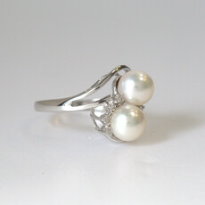 American Jewelry ESTATE 14k White Gold 0.12ctw Diamond Two Pearl Ring (Size 7.5)