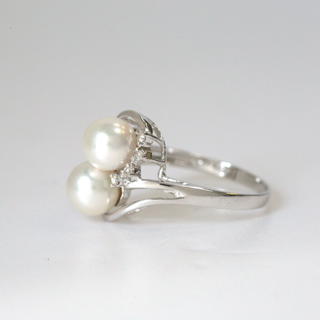 American Jewelry ESTATE 14k White Gold 0.12ctw Diamond Two Pearl Ring (Size 7.5)