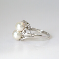 American Jewelry ESTATE 14k White Gold 0.12ctw Diamond Two Pearl Ring (Size 7.5)