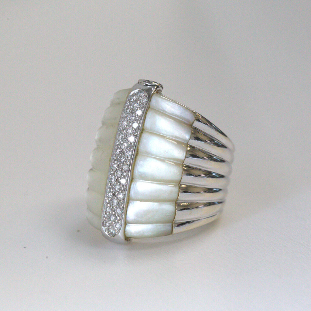 American Jewelry ESTATE 18k White Gold 1/3ctw Diamond & Mother of Pearl Wide Fashion Ring (Size 6)