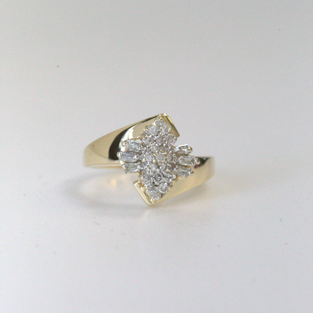 American Jewelry ESTATE 14k Yellow Gold 1/3ctw Baguette & Round Bypass Cluster Ring (Size 6)