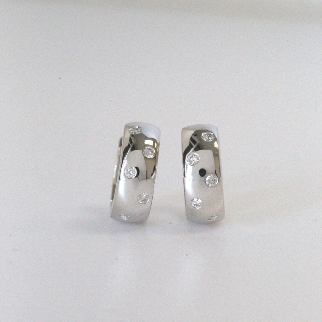 American Jewelry ESTATE 18k White Gold Roberto Coin 5mm Diamond Flush-set Huggie Hoop Earrings