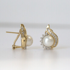 American Jewelry ESTATE 14k Yellow Gold 1/2ctw Round & Baguette Diamond 7.75mm Freshwater Pearl Stud Earrings