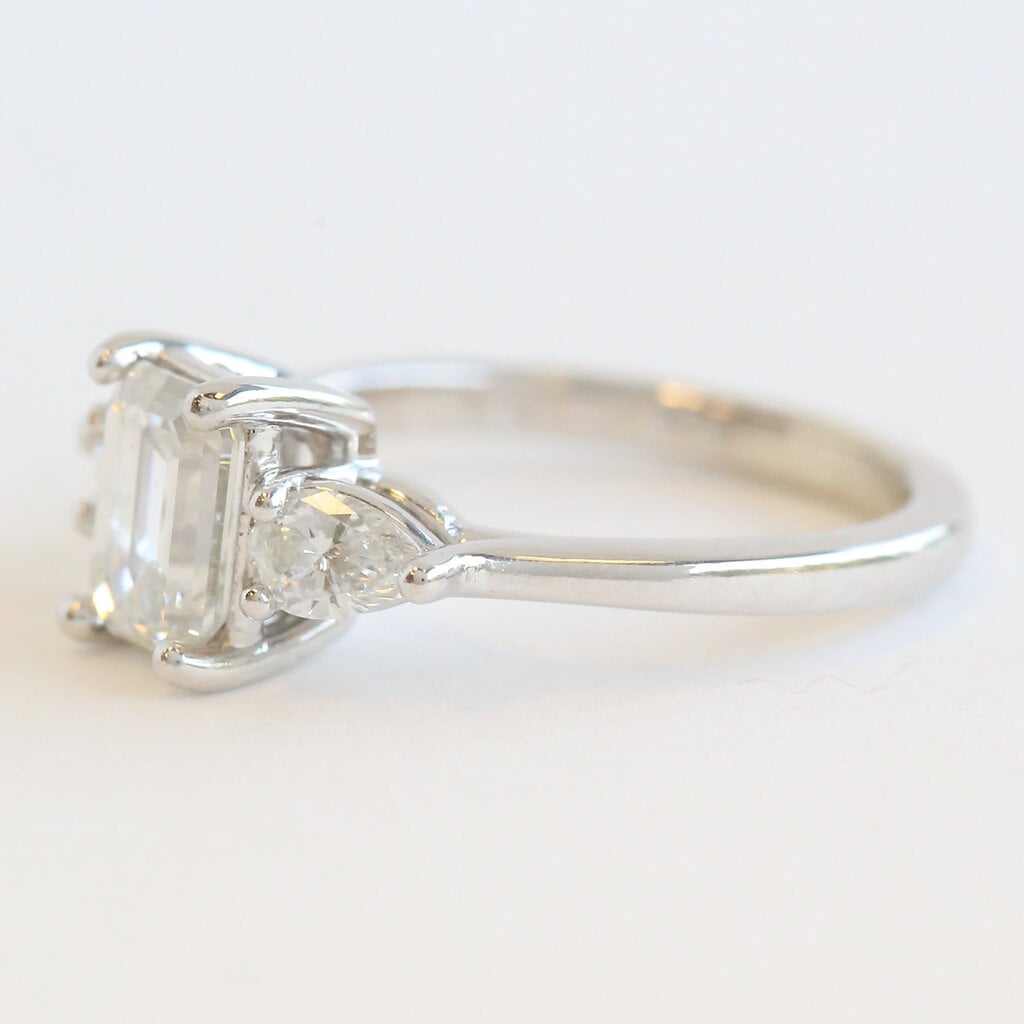 American Jewelry ESTATE 14k White Gold 1.50ctw G/VS1 GIA Emerald & Pear Diamond Past Present Future Engagement Ring (Size 4.5)