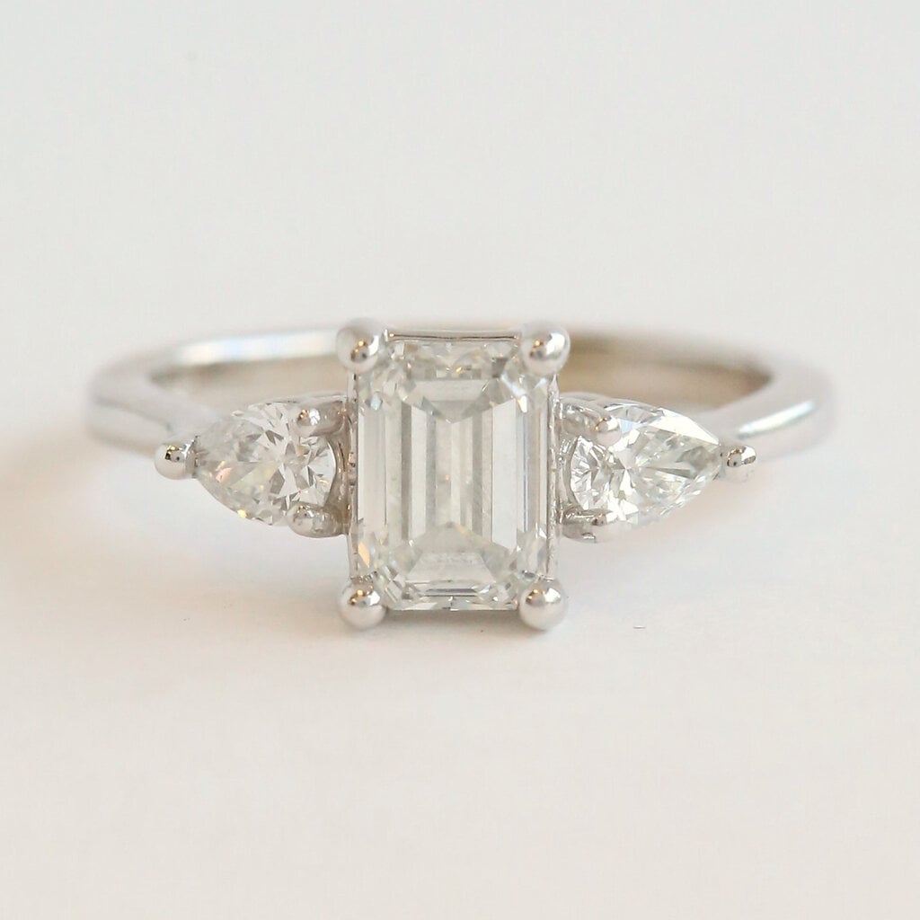 American Jewelry ESTATE 14k White Gold 1.50ctw G/VS1 GIA Emerald & Pear Diamond Past Present Future Engagement Ring (Size 4.5)