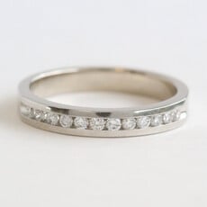American Jewelry ESTATE 14k White Gold 1/4ctw Diamond Channel Set Wedding Band Ring (Size 7)