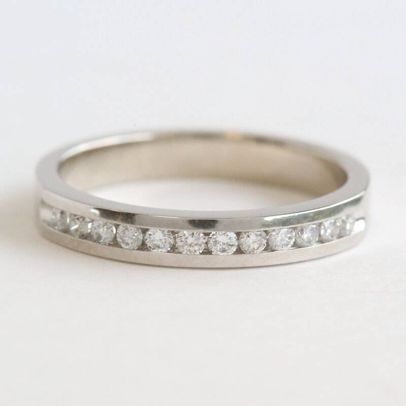 American Jewelry ESTATE 14k White Gold 1/4ctw Diamond Channel Set Wedding Band Ring (Size 7)