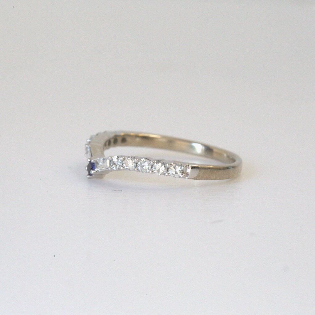American Jewelry 14k White Gold .40 ctw Round & Baguette Diamond & Sapphire V Contour Ladies Wedding Band (Size 7)