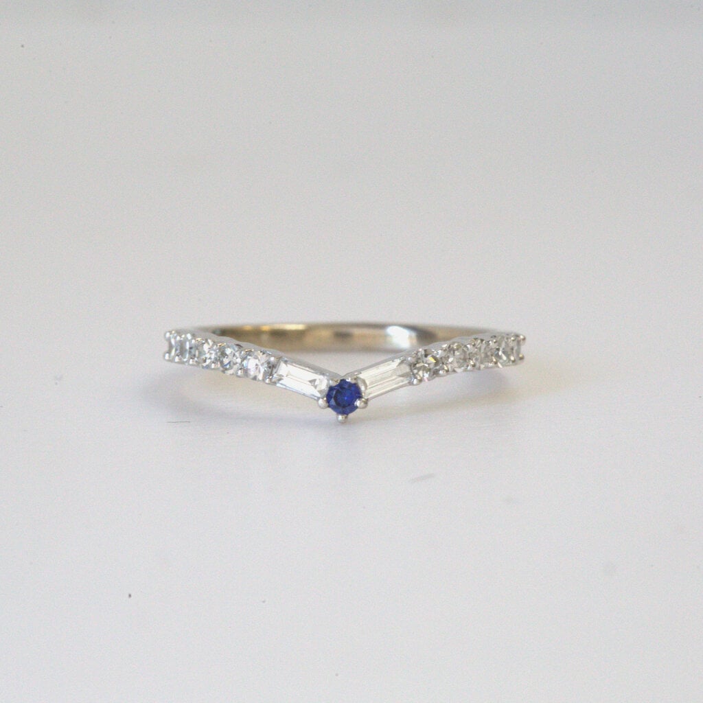 American Jewelry 14k White Gold .40 ctw Round & Baguette Diamond & Sapphire V Contour Ladies Wedding Band (Size 7)