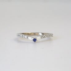 American Jewelry 14k White Gold .40 ctw Round & Baguette Diamond & Sapphire V Contour Ladies Wedding Band (Size 7)