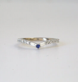 American Jewelry 14k White Gold .40 ctw Round & Baguette Diamond & Sapphire V Contour Ladies Wedding Band (Size 7)