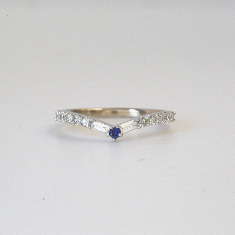 American Jewelry 14k White Gold .40 ctw Round & Baguette Diamond & Sapphire V Contour Ladies Wedding Band (Size 7)
