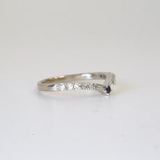 American Jewelry 14k White Gold .40 ctw Round & Baguette Diamond & Sapphire V Contour Ladies Wedding Band (Size 7)