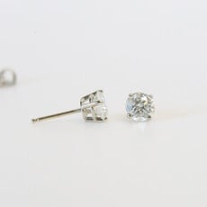 American Jewelry 14k White Gold 1ctw FG/SI2 Round Diamond Stud Earrings