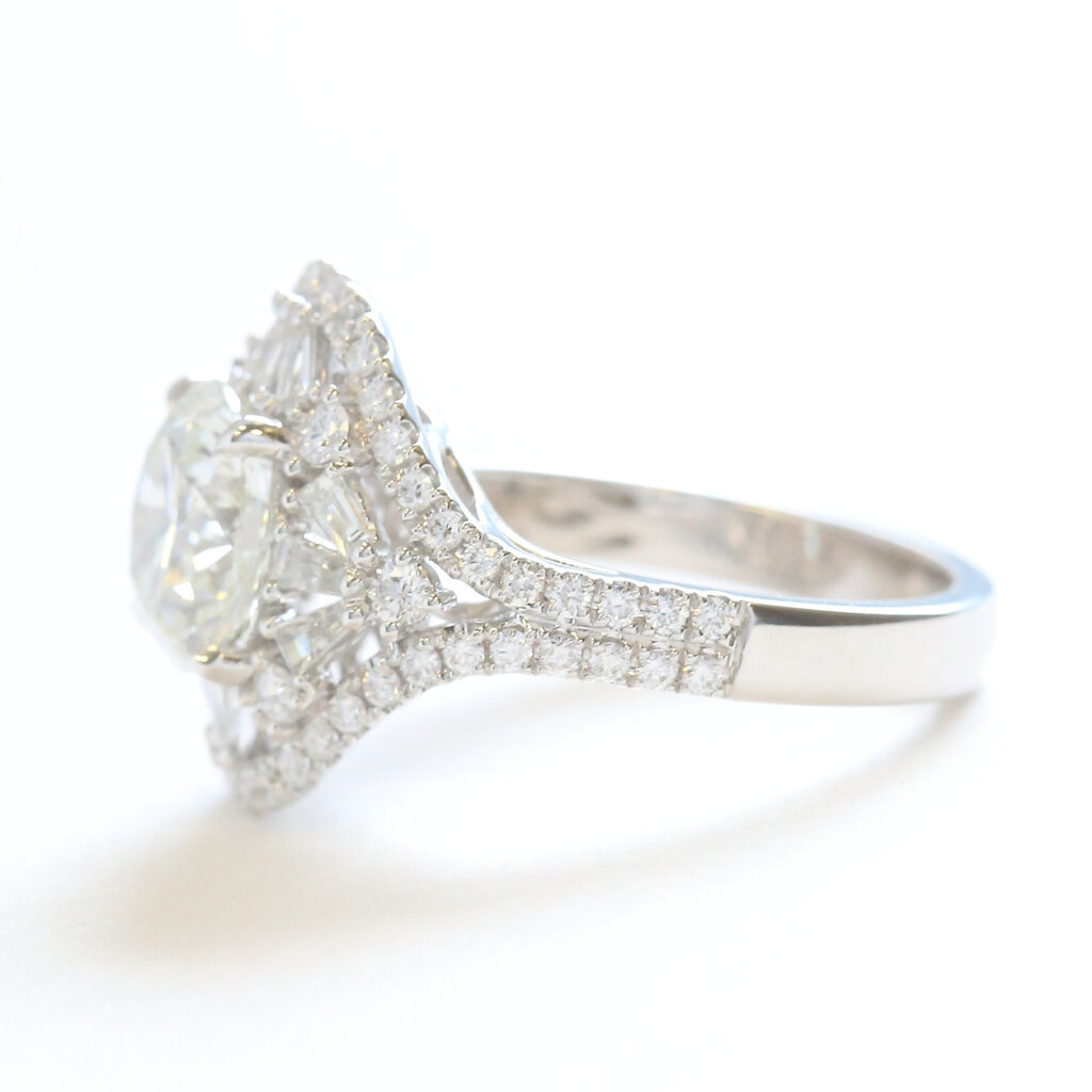 American Jewelry 18k White Gold 3.58ctw (2.55 I/SI2 Ctr) Round Diamond Vintage Style Baguette Accented Engagement Ring