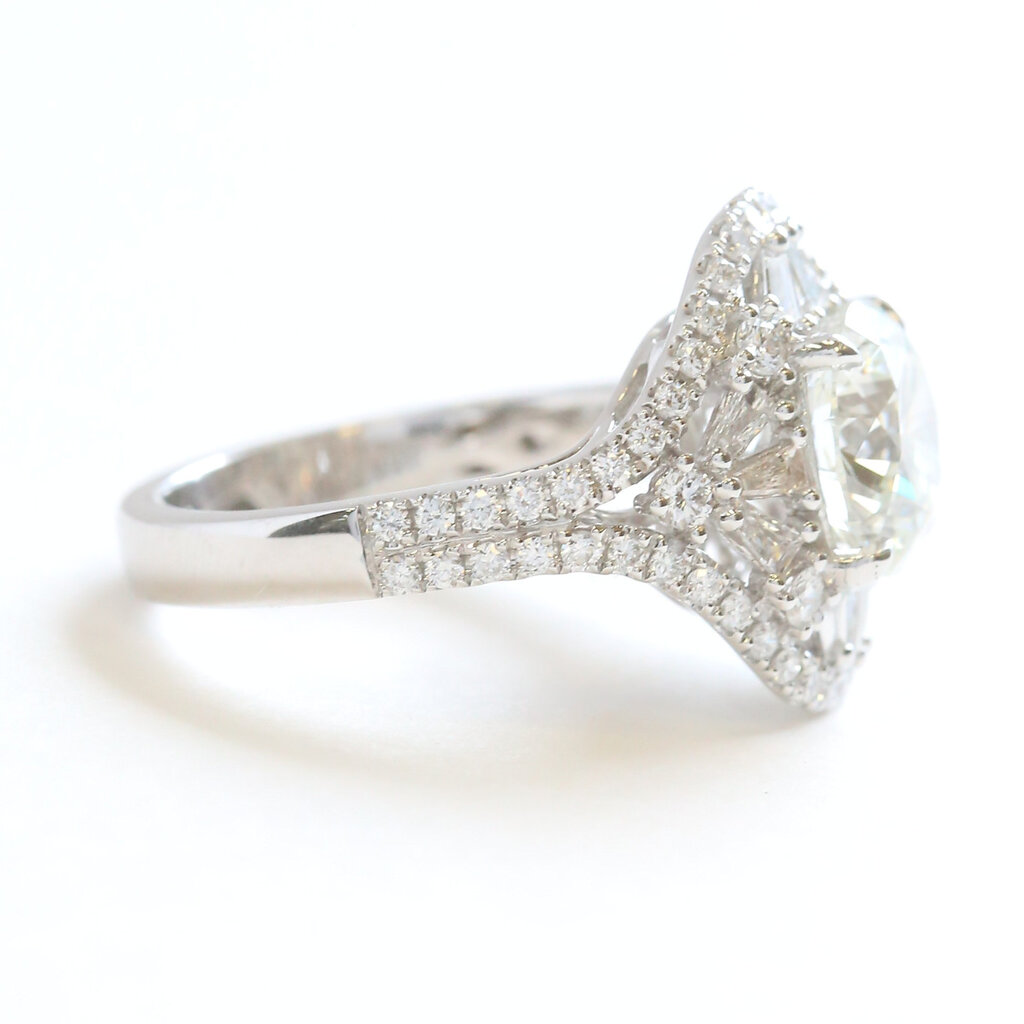 American Jewelry 18k White Gold 3.58ctw (2.55 I/SI2 Ctr) Round Diamond Vintage Style Baguette Accented Engagement Ring