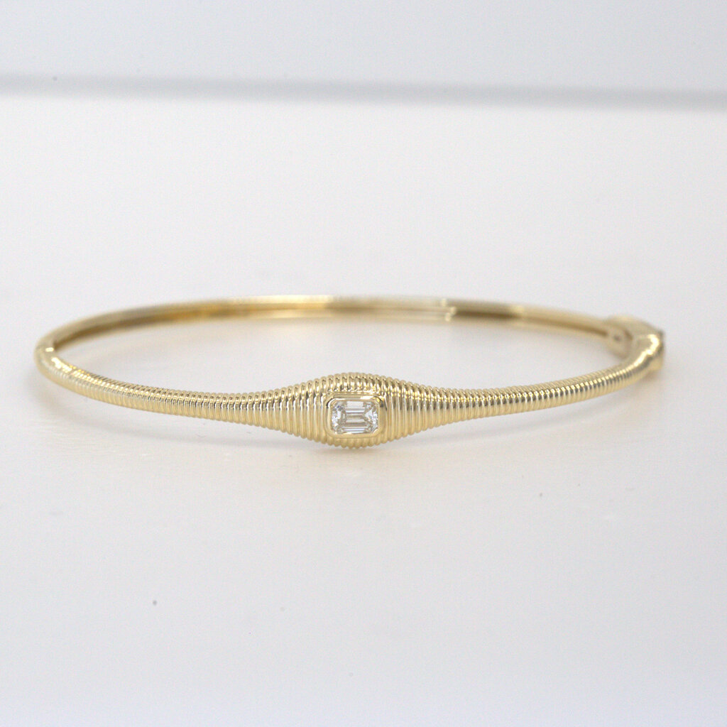 American Jewelry 14k Yellow Gold 0.31ct Emerald Diamond Bezel Ribbed Bangle Bracelet