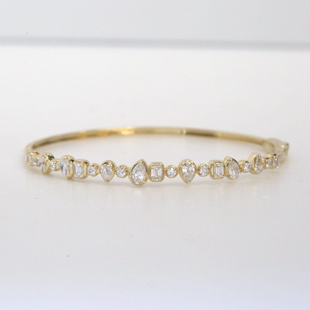 American Jewelry 14k Yellow Gold 1.94ctw Mixed Diamond Alternating Bangle Bracelet