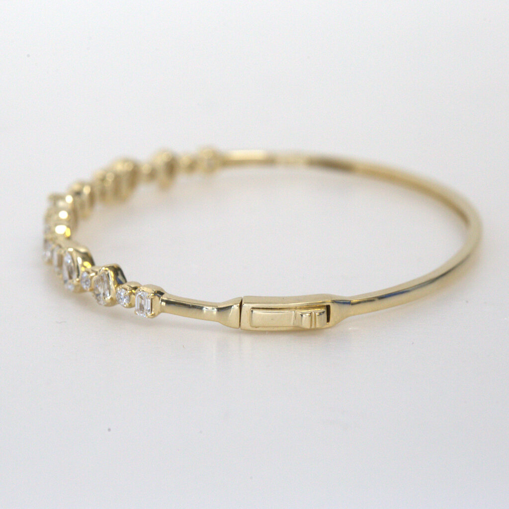 American Jewelry 14k Yellow Gold 1.94ctw Mixed Diamond Alternating Bangle Bracelet