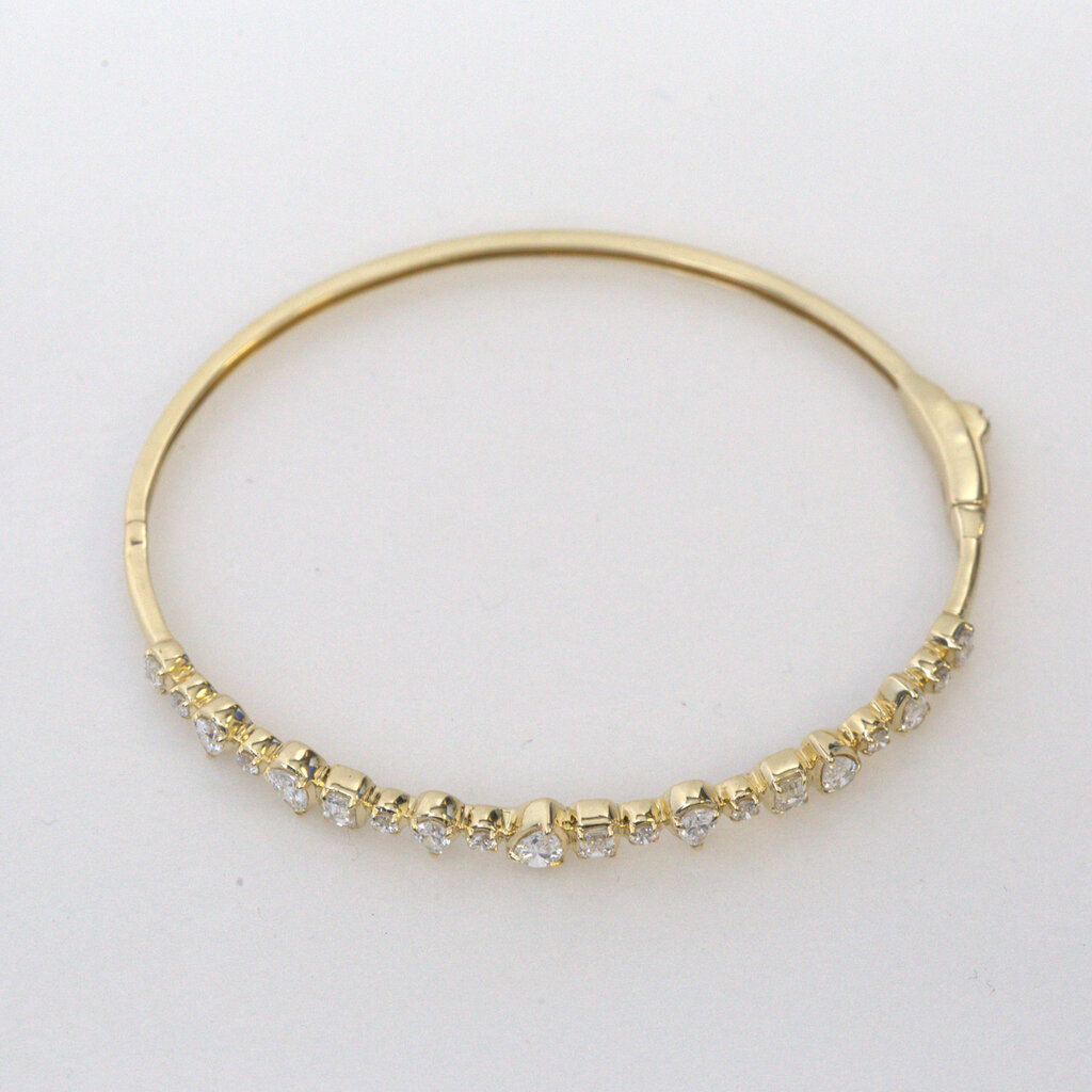 American Jewelry 14k Yellow Gold 1.94ctw Mixed Diamond Alternating Bangle Bracelet