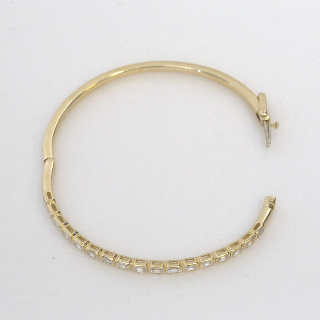 American Jewelry 14k Yellow Gold 1.86ctw Emerald Diamond Bezel Bangle Bracelet