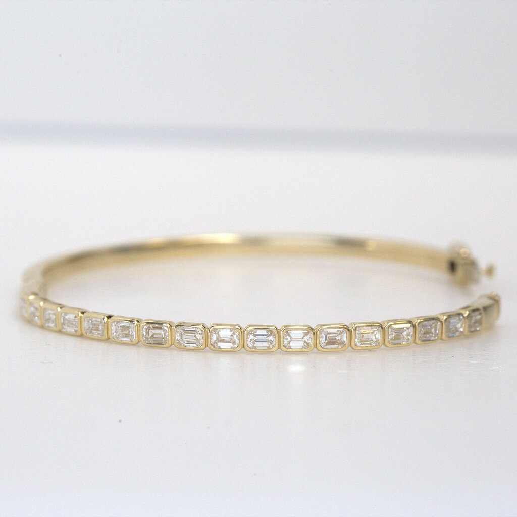 American Jewelry 14k Yellow Gold 1.86ctw Emerald Diamond Bezel Bangle Bracelet
