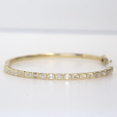 American Jewelry 14k Yellow Gold 1.86ctw Emerald Diamond Bezel Bangle Bracelet