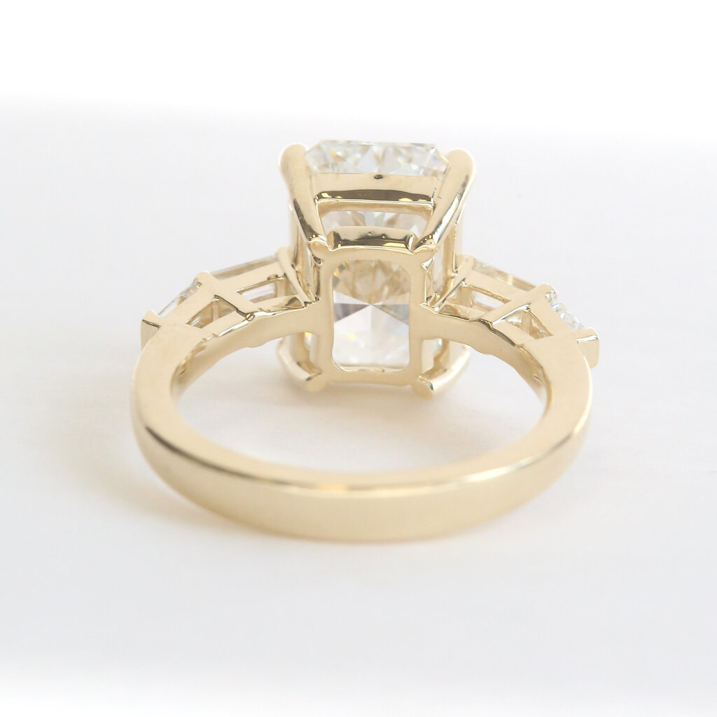 American Jewelry 14k Yellow Gold 5.85ctw (5.40 F/VS1 Lab IGI Ctr) Radiant Cut Diamond Solitaire Baguette Accented Engagement Ring