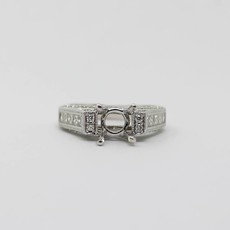 American Jewelry 18k White Gold .93ctw Round Brilliant & Princess Cut Diamond Semi Mount Engagement Ring (Size 5)