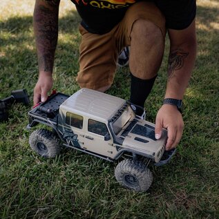 Axial Racing AXI-2443T1  SCX10 III Motobilt Waypoint Jeep JT Gladiator 4X4 RTR Brushed Rock Crawler, Tan