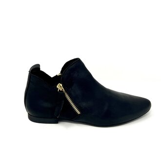 Flat pointed boots top