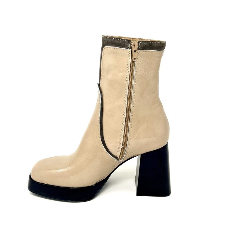 Casta Julia retro patent boot