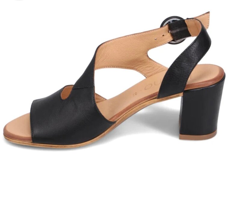 Bueno Nyomi heel