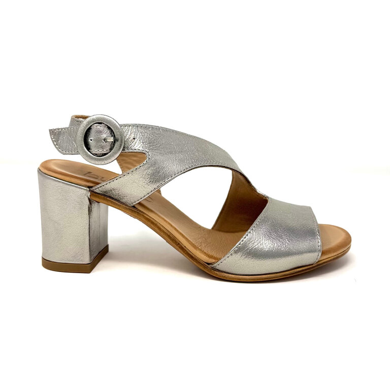 Bueno Nyomi heel