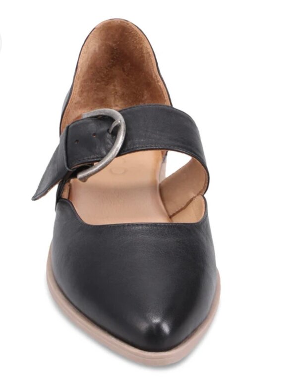 Bueno Brittany flat w/buckle
